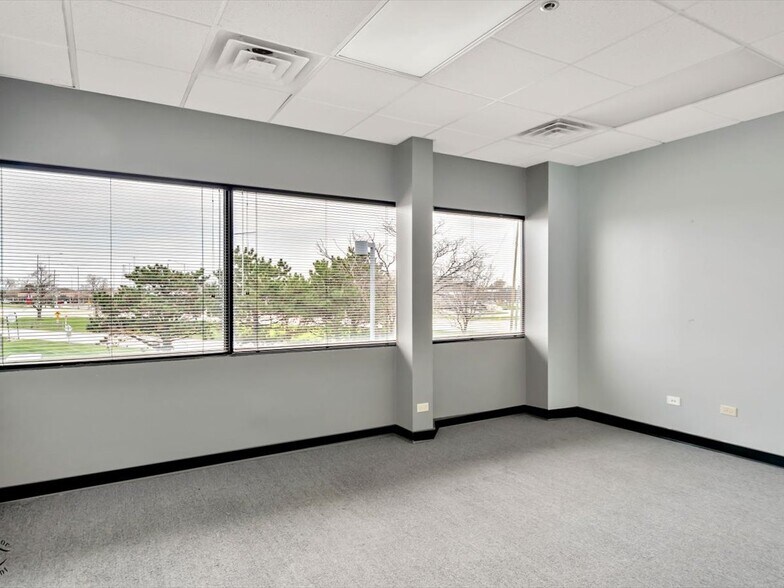 More Photos Of 1990 E Algonquin Rd, Schaumburg Office For Lease
