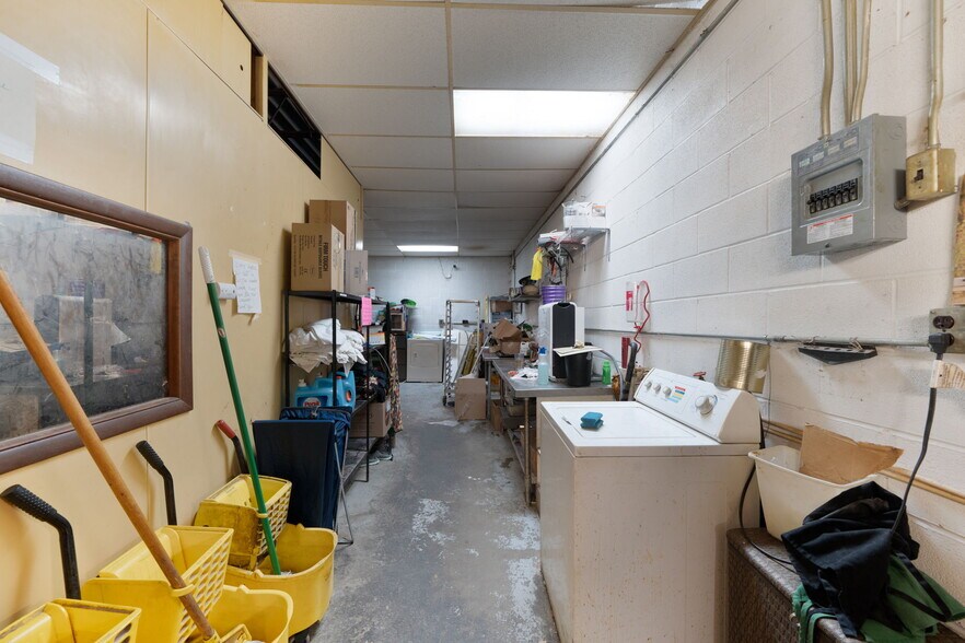 More Photos Of 18089 W State St, Vandalia General Retail For Sale