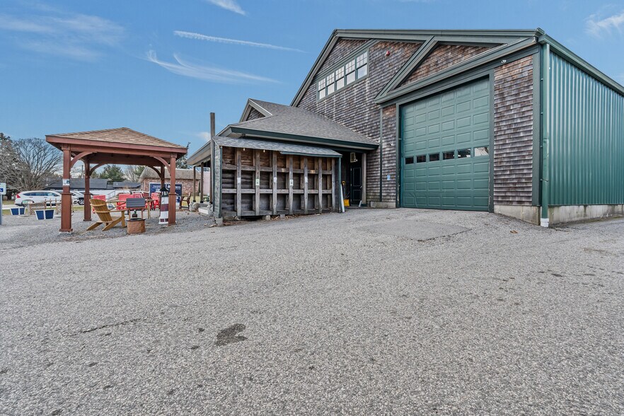 More Photos Of 1960 E Main Rd, Portsmouth Freestanding For Sale