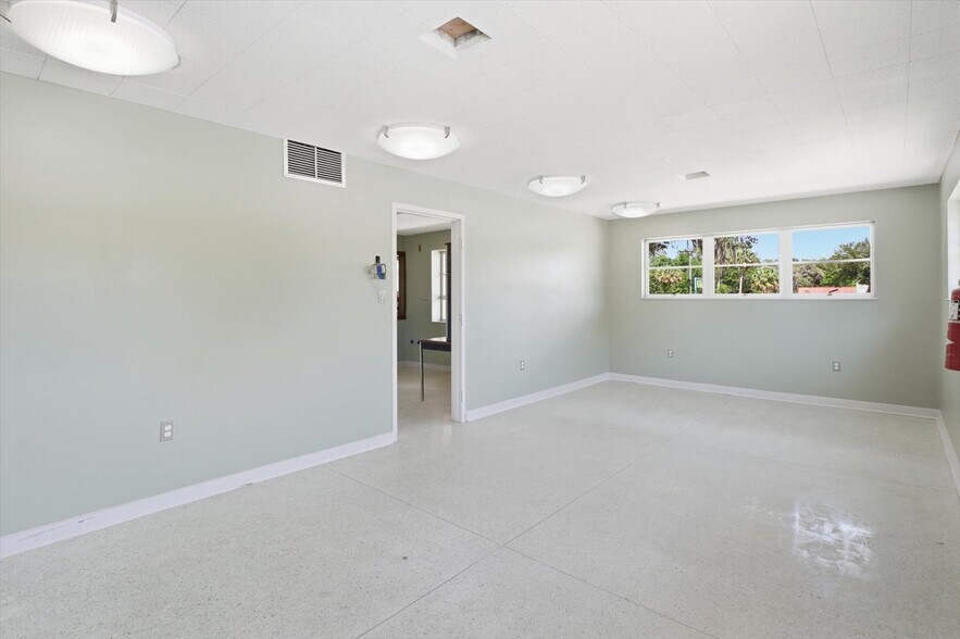 More Photos Of 18150 SE 72 Ave, Inglis Office For Sale