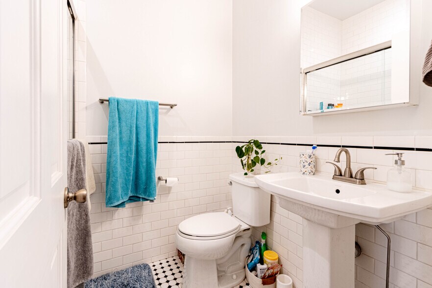 More Photos Of 2543-2545 24th St, San Francisco Storefront Retail Residential For Sale