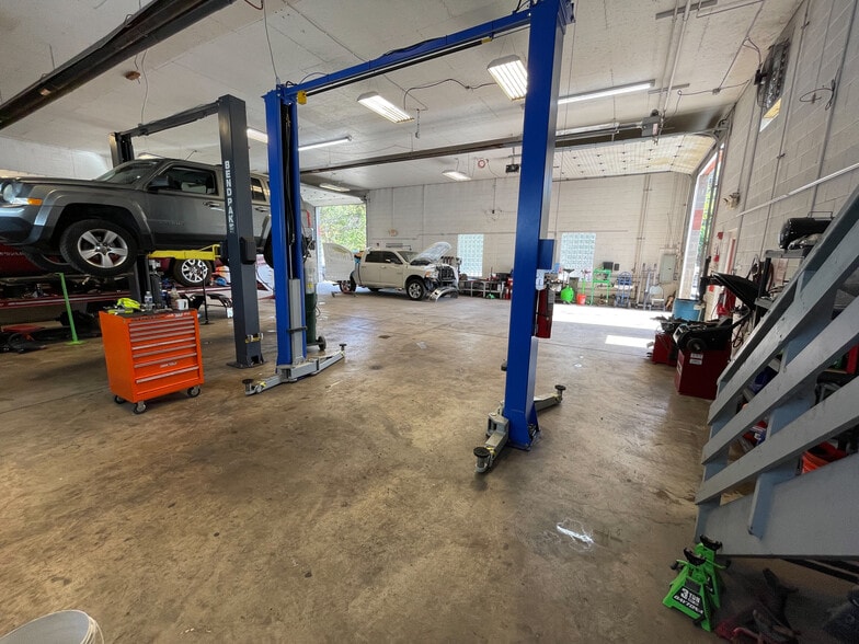 More Photos Of 630 Long Rd, Pittsburgh Showroom For Sale