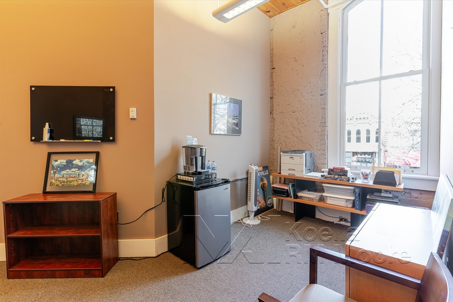 More Photos Of 17 Market Sq, Knoxville Storefront Retail Office For Sale