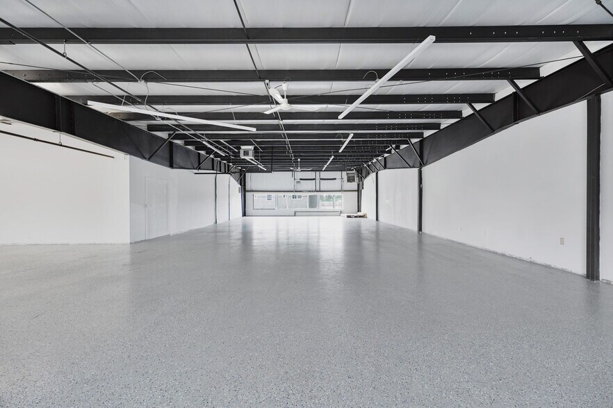 More Photos Of 10328 73rd Ave NW, Edmonton Showroom For Lease