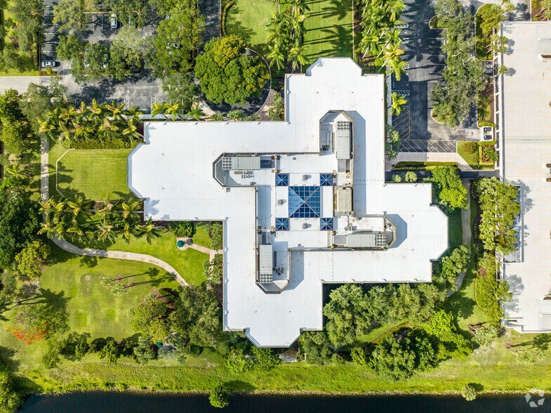 More Photos Of 800 Fairway Dr, Deerfield Beach Office Residential For Lease