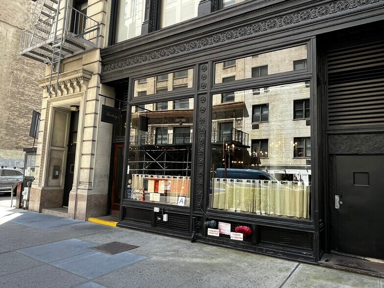 Primary Photo Of 32 E 21st St, New York Restaurant For Lease