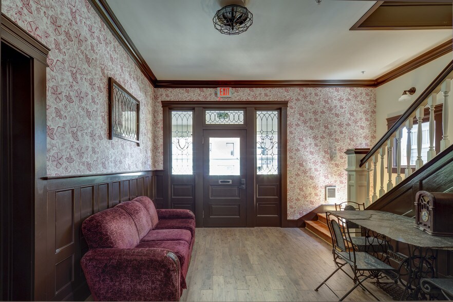 More Photos Of 1634 NW Everett St, Portland Apartments For Sale