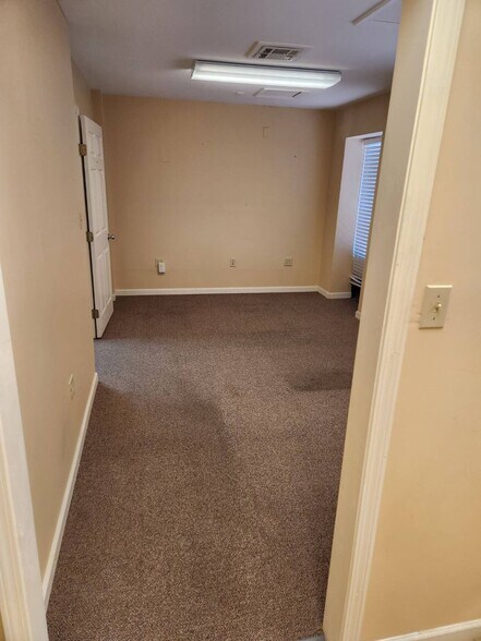 More Photos Of 502 Twin Bridges Rd, Alexandria Self Storage For Lease