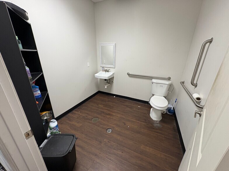 More Photos Of 3504 Paramount Dr, West Lafayette Storefront For Lease