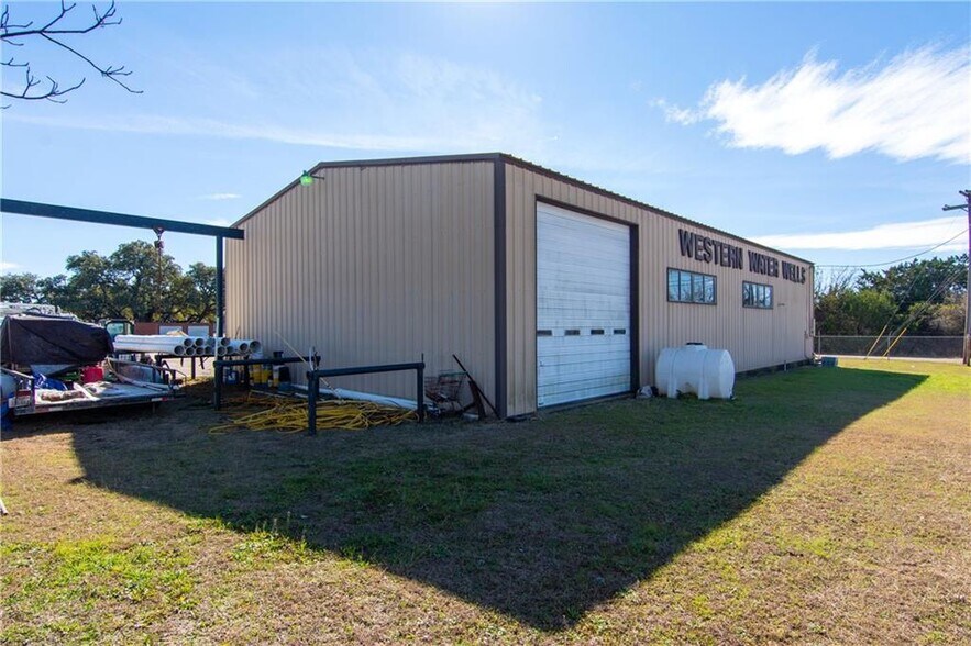 More Photos Of 500 Southland Dr, Burnet Flex For Lease