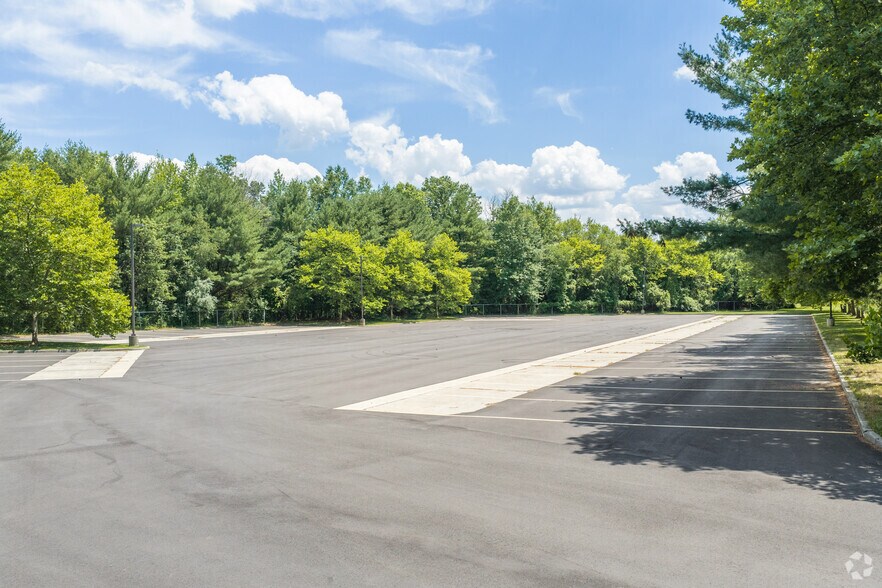 More Photos Of 400 Cabot Dr, Hamilton Distribution For Lease
