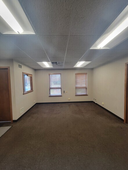 More Photos Of 290 Telser Rd, Lake Zurich Warehouse For Lease