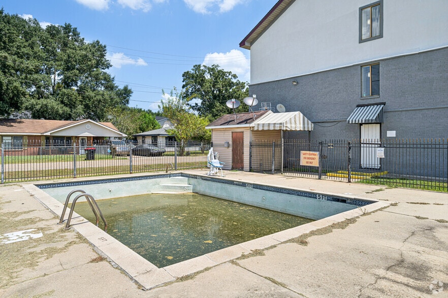 More Photos Of 2224 NE Evangeline Trwy, Lafayette Hotel For Sale