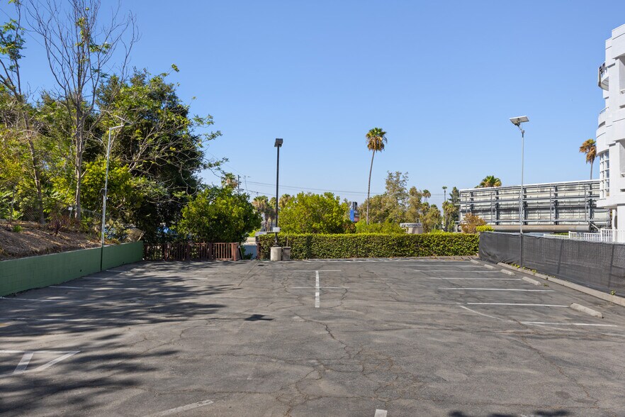 More Photos Of 12532 Ventura Blvd, Studio City Medical For Sale