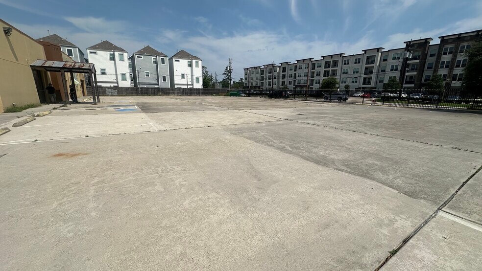 More Photos Of 4900 N Shepherd St, Houston General Retail For Lease