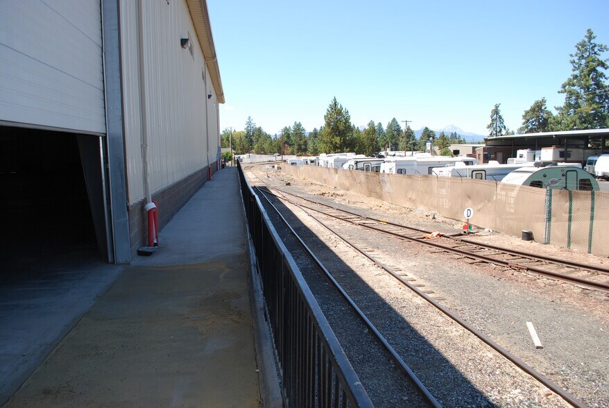 More Photos Of 340 SE Logsden St, Bend Warehouse For Lease