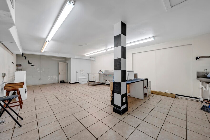 More Photos Of 462 N Section St, Fairhope General Retail For Sale