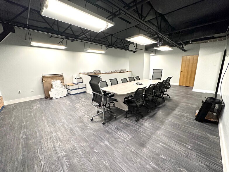 More Photos Of 2222 W Parkside Ln, Phoenix Light Manufacturing For Lease