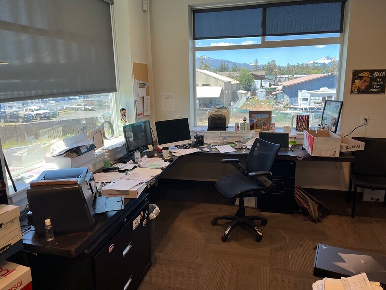 More Photos Of 265-275 W Barclay Dr, Sisters Distribution For Lease