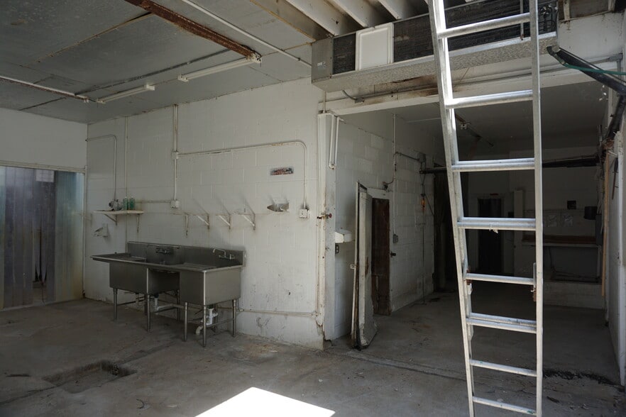 More Photos Of 870 Buttonwood Dr, Fort Myers Beach Distribution For Sale