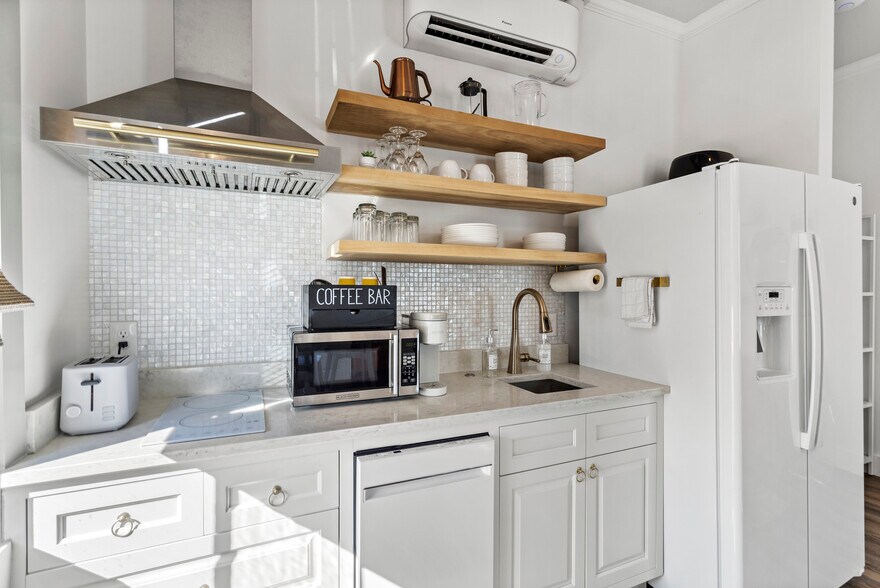 More Photos Of 782 Water St, Biloxi Office For Sale