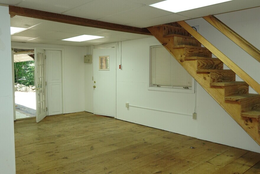More Photos Of 1 Young Ln, Newmarket Flex For Sale