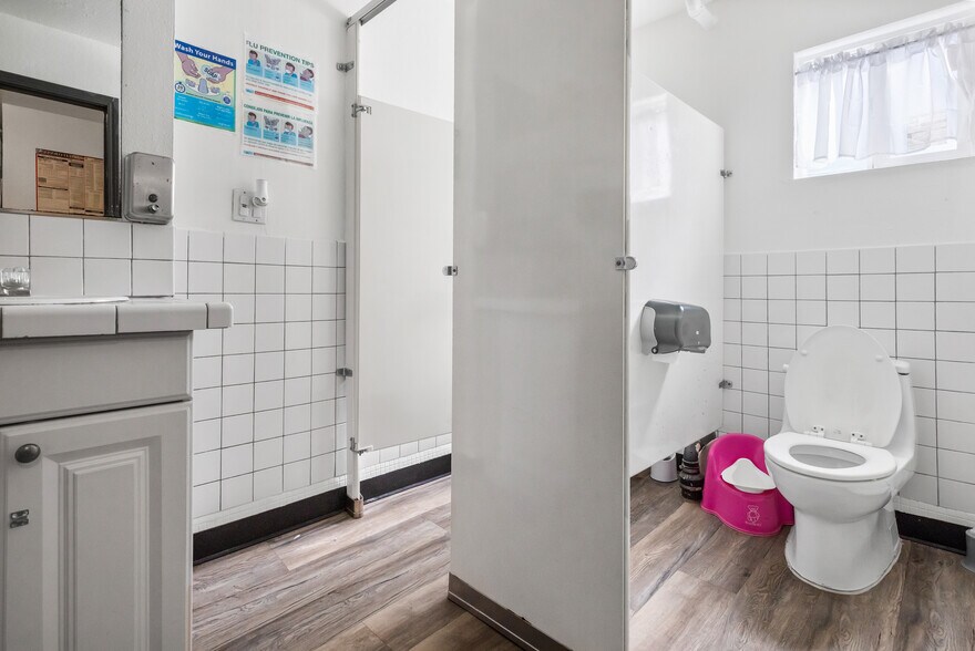 More Photos Of 671 9th St, Richmond Specialty For Sale