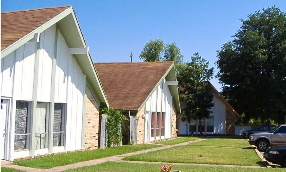 More Photos Of 2300 Live Oak St, Commerce Apartments For Sale