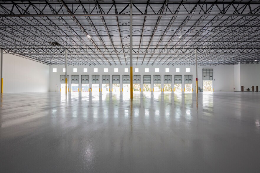 More Photos Of 5402-5424 Hangar Ct, Tampa Distribution For Lease