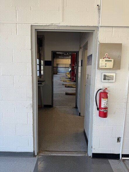 More Photos Of 2779 W Central Ave, Toledo Auto Repair For Lease