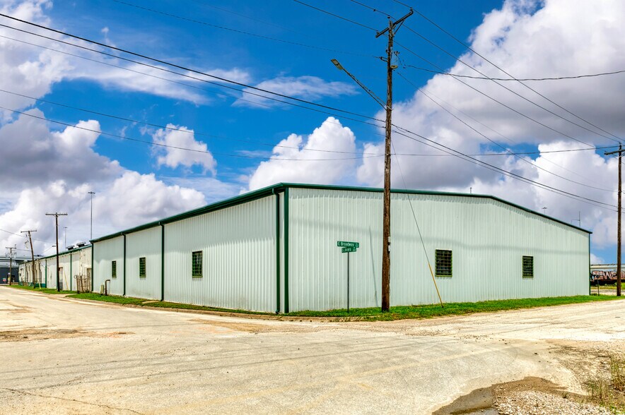 More Photos Of 400 E Vickery Blvd, Fort Worth Warehouse For Lease