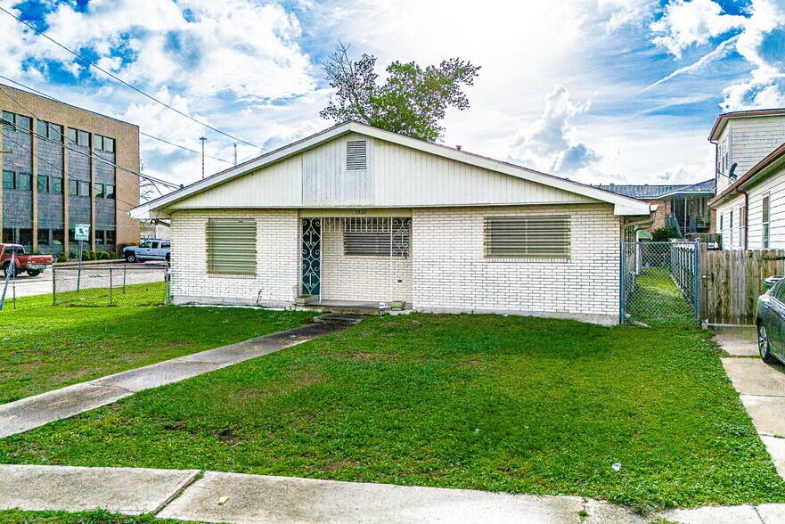 More Photos Of 2800 Lake Villa Dr, Metairie Flex For Sale