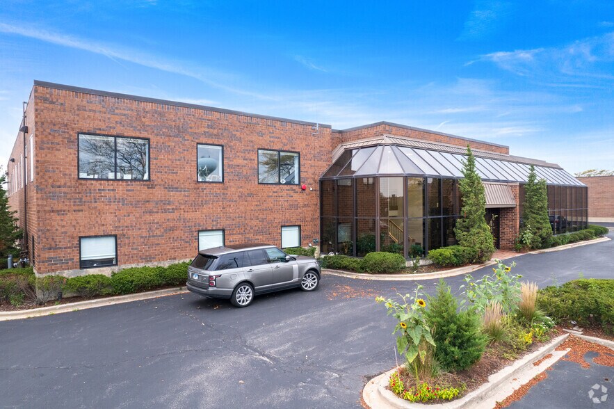 More Photos Of 3175 Commercial Ave, Northbrook Office For Lease