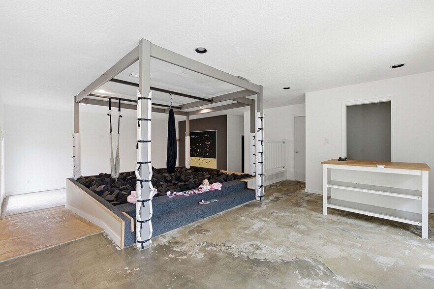 More Photos Of 13617 Fitzhugh Rd, Austin Showroom For Lease