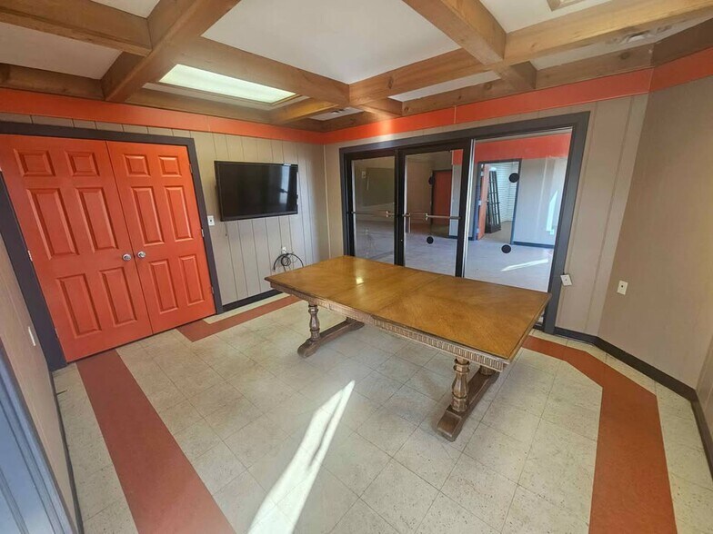 More Photos Of 6511 S Transit Rd, Lockport Freestanding For Lease