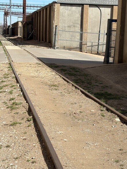 More Photos Of 5755 S Hoover Rd, Wichita Unknown For Lease