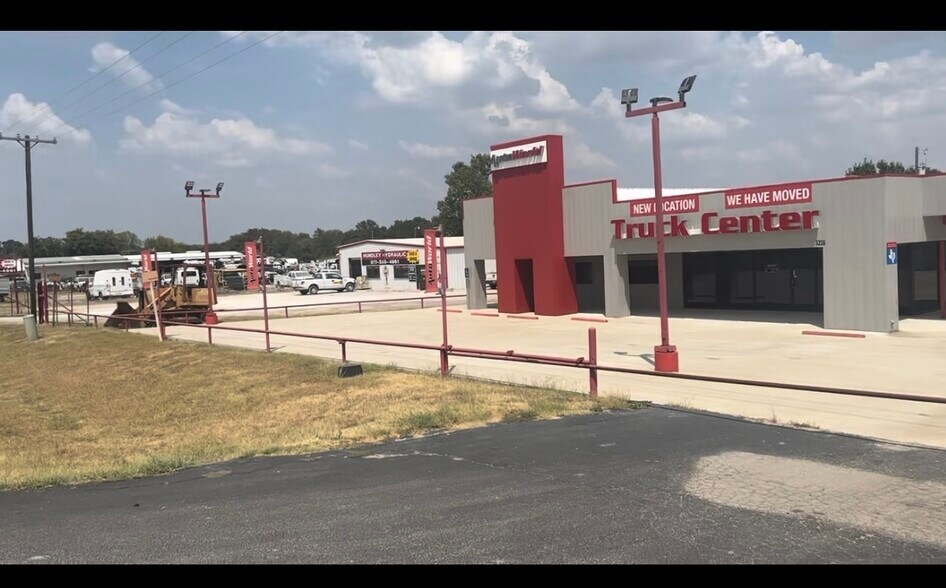 More Photos Of 3218 N Main St, Cleburne Auto Dealership For Lease