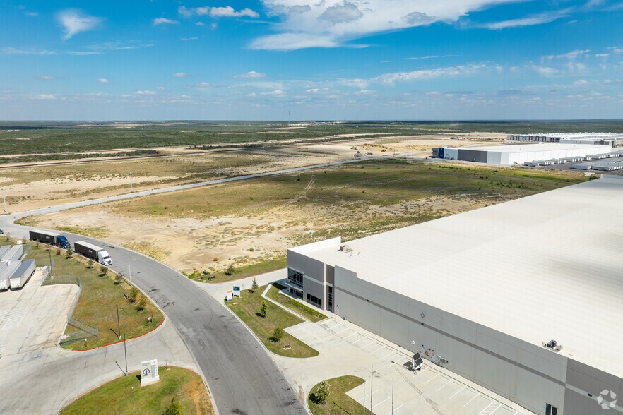 More Photos Of 15409 Fatima Dr, Laredo Industrial For Lease