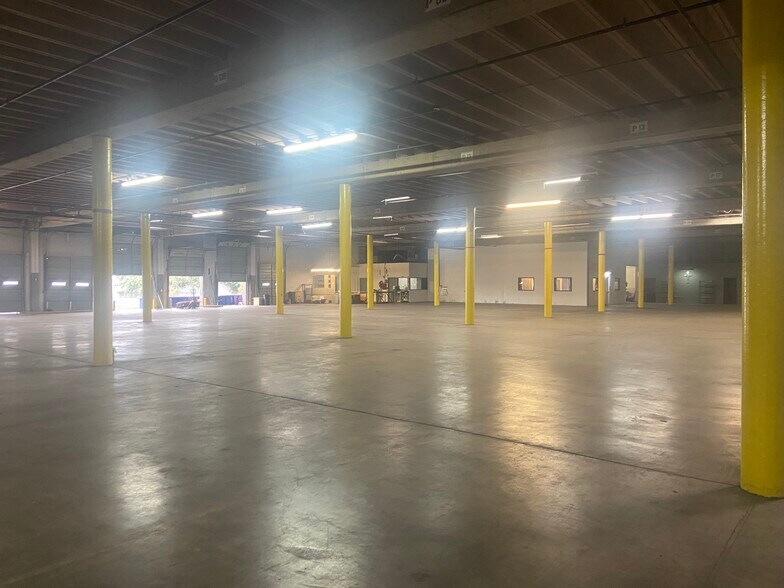 More Photos Of 3141 Hansboro Ave, Dallas Warehouse For Sale