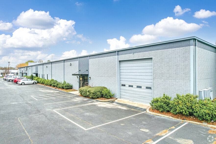 Primary Photo Of 1000-1022 Pressley Rd, Charlotte Warehouse For Lease