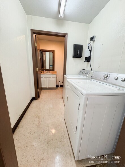 More Photos Of 209 Tradesmen Dr, Hutto Warehouse For Sale