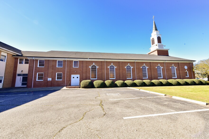 More Photos Of 3901 Raeford Rd, Fayetteville Religious Facility For Lease