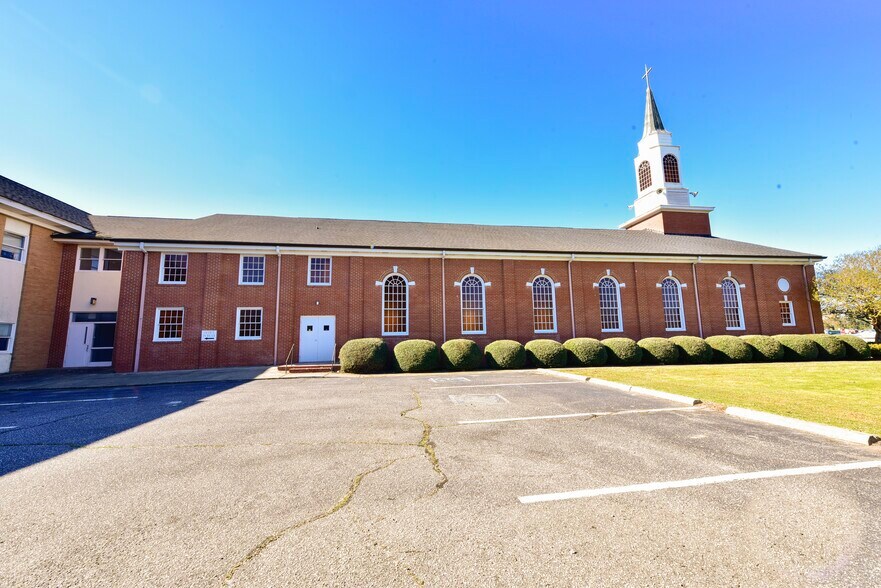 More Photos Of 3901 Raeford Rd, Fayetteville Religious Facility For Lease