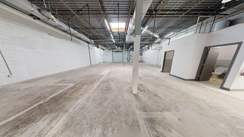 More Photos Of 271-285 E Helen Rd, Palatine Light Distribution For Sale