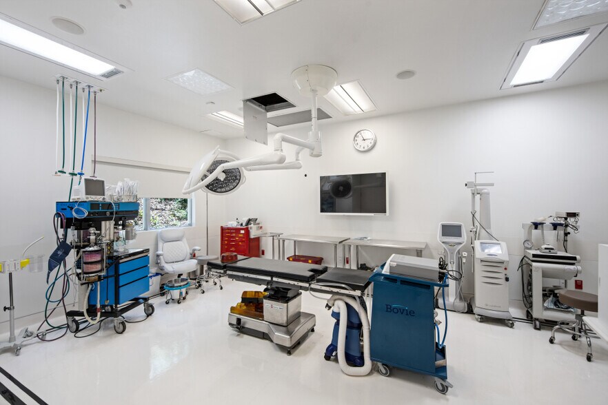 More Photos Of 11199 Sorrento Valley Rd, San Diego Office For Sale