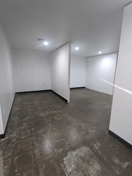 More Photos Of 930 S Graham-hopedale Rd, Graham Flex For Lease