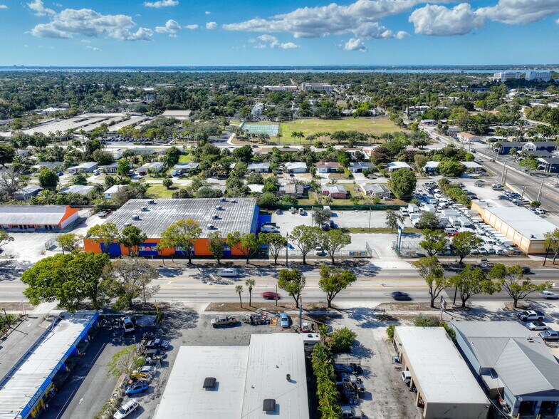 More Photos Of 3040 Fowler St, Fort Myers Warehouse For Lease