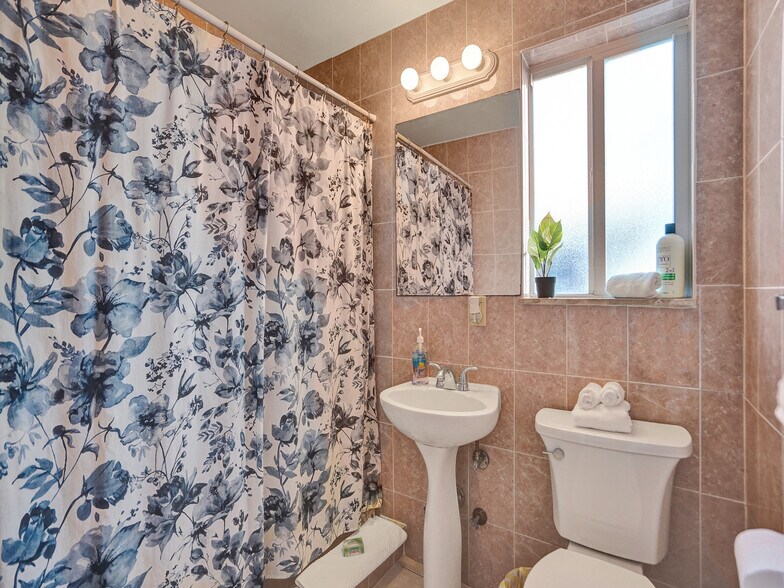 More Photos Of 326 Coolidge St, Hollywood Hotel For Sale