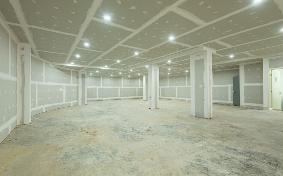 More Photos Of 3043 31st St, Long Island City Service For Lease