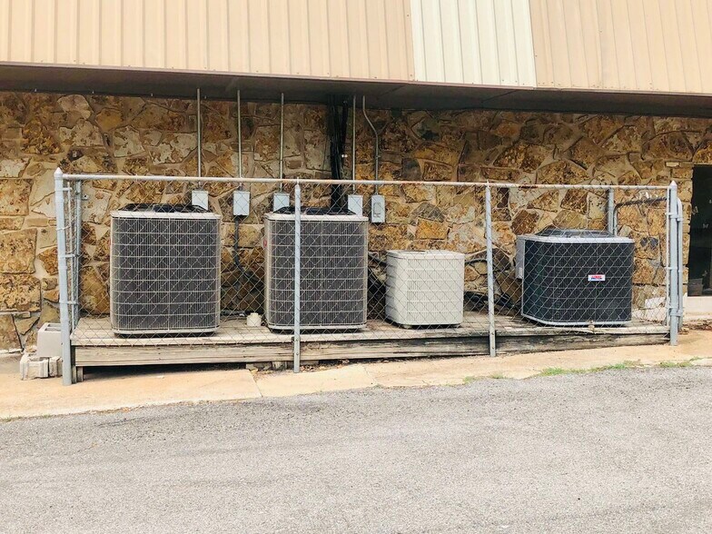 More Photos Of 1016 W Maple Ave, Duncan Office For Sale